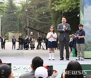 용산어린이정원 개문 퍼포먼스 하는 윤 대통령 내외