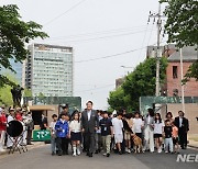 용산어린이정원 입장하는 윤석열 대통령-김건희 여사