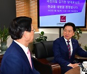 이영훈 대표회장과 환담 나누는 김기현 대표