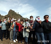 독도에서 태극기 흔드는 관광객들