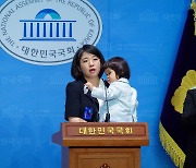 만2세 아들 안고 국회 온 용혜인 "'어린이 패스트트랙' 추진"