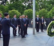 정의선, 현대차그룹 사장단과 미 한국전 참전용사 기념비 참배