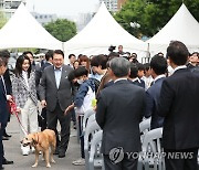 용산 어린이정원 개방행사 입장하는 윤 대통령 부부