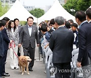 용산 어린이정원 개방행사 입장하는 윤 대통령 부부