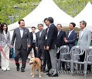 용산 어린이정원 개방행사 입장하는 윤 대통령 부부