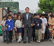 윤 대통령 내외, 어린이 손잡고 용산어린이정원 입장