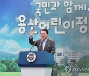 축사에 앞서 인사하는 윤석열 대통령