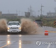 제주 서귀포 305.8㎜ 폭우 피해·항공편 무더기 결항(종합)