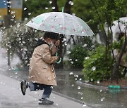 내일까지 곳곳에 강한 비…해안엔 강풍