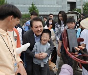 윤석열 대통령, 어린이들 만나 "대통령 할아버지가 열심히 할게요"