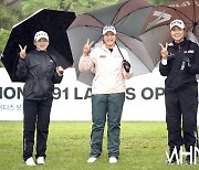 [Ms포토] 이제영-김윤교-박보겸 '우산때문에 밀착이 안되요'