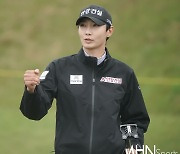 [Ms포토] 버디 성공한 김시원 '오 예'