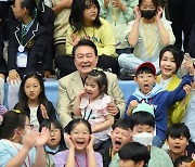 윤석열 대통령·김건희 여사 '어린이들과 함께'