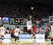 만원 관중 속 펼쳐지는 KBL 파이널 6차전