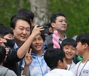 尹, 청와대서 어린이날 행사... “세계 최고 양육 환경 만들겠다”