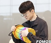 [포토] MSI 출국 앞둔 T1 페이커 "무엇에 쓰는 물건인고"