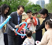 윤 대통령 “어린이는 나라의 주인공…꿈 키울 수 있게 노력하겠다”