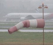 제주공항 강풍에 이틀째 운항 차질..바닷길도  통제