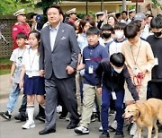 [포토] 120년 만에 국민 품으로…용산어린이정원 입장하는 윤 대통령