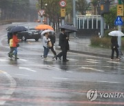 불청객 비바람에 어린이들 울상...전국 최대 400㎜ 물폭탄