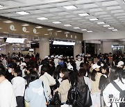 "내일은 갈 수 있을까요"…제주공항 운항 재개에도 '발 동동'