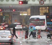 제주 7시간 만 200㎜ 쏟아져…오전 11시 이전 항공기 결항