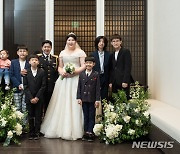 일곱 아들 축하한 20년 만의 웨딩마치…육군 모범간부 5쌍 합동결혼식