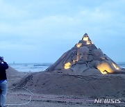 비바람 강풍에도 불 켠 모래조각...'2023 해운대 모래축제’