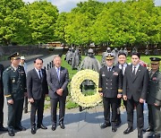 정의선 회장, 美서 한국전 참전용사 기념비 참배