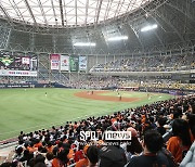 전국 비에 고척 경기만 열렸다, 어린이날 맞아 1만6000석 매진 [SPO 고척]