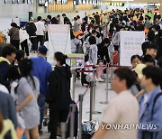 제주공항 운항 재개…발묶인 여행객 모두 수송하기엔 '역부족'