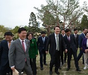 윤석열 정부 1년, 롤러코스터 탄 與 지지율…지도부만 5번째 교체