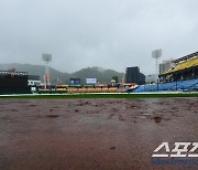 [포토] 이틀간의 집중 호우로 물에 잠긴 대전 야구장