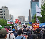 비 내리던 서울 도심, 日총리 방한에 찬반 갈린 ‘맞불 집회’