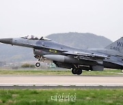 주한미군 F-16 전투기 평택 농지 추락…조종사 탈출