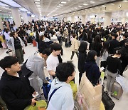 [사진] 폭우로 항공기 결항, 발묶인 제주 여행객들