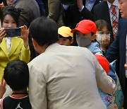 “열심히 할게요” 윤석열·김건희, 어린이날 행사 [포착]