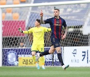 라스·무릴로 연속 골 수원FC, 강원 2-0 꺾고 6위 도약