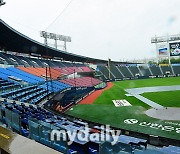 '엽의 전쟁' 비로 연이틀 휴전…두산·LG 팬들 '진짜' 내일 만나요