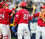 [MD포토] 4연승 SSG '1위 지킨다!'