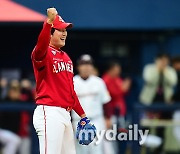 [MD포토] 주먹 불끈 서진용 '승리 지켰다'