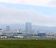 '제주공항, 체류객 수송 여객기 꽉꽉'