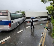 통근버스 미끄러지고 비탈길 낙석…남부지방 호우 피해