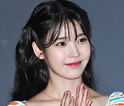 박수치는 아이유 [사진]