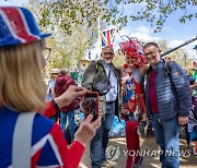 찰스 3세 대관식 하루 앞두고, 버킹엄 궁 인근은 축제 분위기