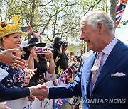 英 찰스3세, 대관식 전날 버킹엄궁 앞 깜짝 등장…지지자들 환호(종합)