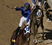 APTOPIX Kentucky Oaks Horse Racing