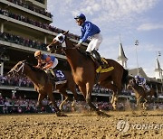 APTOPIX Kentucky Oaks Horse Racing