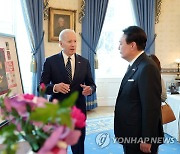 바이든 대통령이 선물한 빈티지 야구 물품 액자