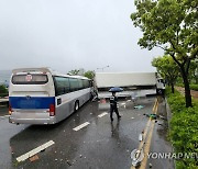 빗길에 미끌린 통근버스, 화물차량 추돌